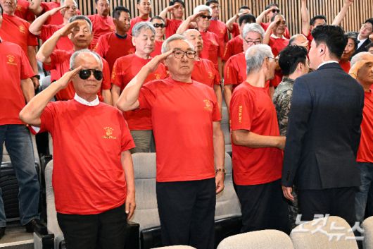 5일 서울 여의도 국회에서 열린 제426회국회(임시회) 제1차 본회의에서 '순직 해병 수사 방해 및 사건 은폐 등의 진상규명을 위한 특별검사의 임명 등에 관한 법률안'이 통과되자 방청을 온 해병대 예비역 연대 회원들이 경례를 하고 있다. 윤창원 기자