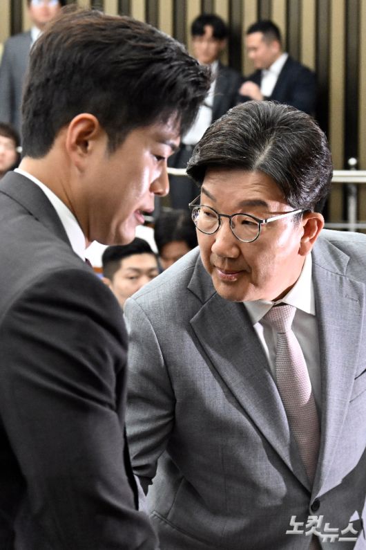 국민의힘 김용태 비상대책위원장과 권성동 원내대표가 5일 서울 여의도 국회에서 열린 당 의원총회에 참석하며 인사를 하고 있다. 윤창원 기자