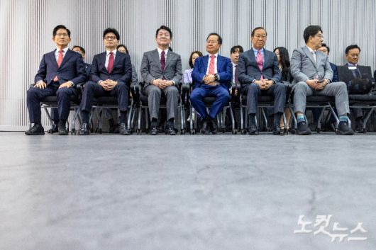 제21대 대통령후보자 국민의힘 3차 경선 진출자를 발표하는 29일 오후 서울 여의도 국민의힘 중앙당사에서 김문수, 한동훈, 안철수, 홍준표 후보가 결과를 기다리고 있다.  2025.04.29. 윤창원 기자