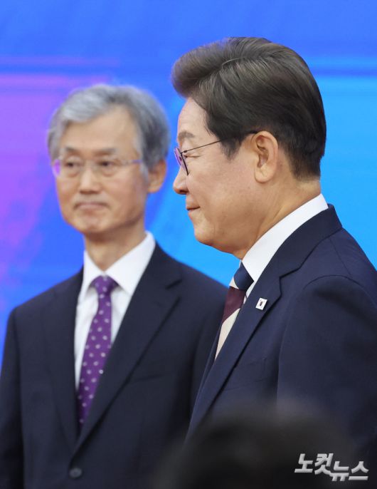 이재명 제21대 대통령이 4일 오전 서울 여의도 국회 로텐더 홀에서 취임선서식을 마친 뒤 조희대 대법원장 등과 인사를 한 뒤 이동하고 있다. 윤창원 기자