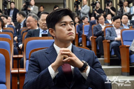 국민의힘 김용태 비상대책위원장이 9일 서울 여의도 국회에서 열린 당 의원총회에 참석하고 있다. 윤창원 기자