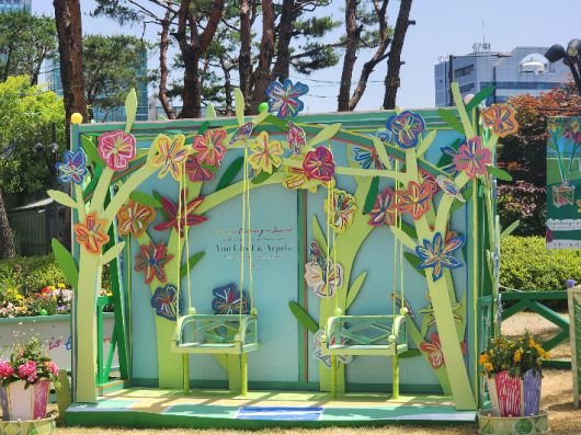 '대치맘' 이수지 목걸이로 더욱 유명해진 하이 주얼리 메종 반클리프 아펠(Van Cleef & Arpels)이 15일까지 서울 잠실 롯데월드타워 월드파크에서 'Spring is Blooming(스프링 이즈 블루밍)'을 연다. 월드파크에 설치된 프랑스 아티스트 알렉상드르 뱅자맹 나베의 작품들. 곽인숙 기자