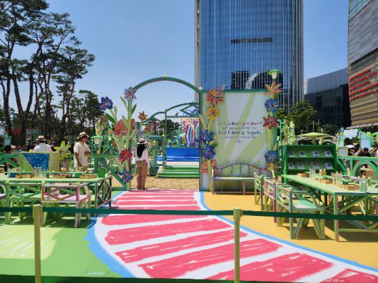 '대치맘' 이수지 목걸이로 더욱 유명해진 하이 주얼리 메종 반클리프 아펠(Van Cleef & Arpels)이 15일까지 서울 잠실 롯데월드타워 월드파크에서 'Spring is Blooming(스프링 이즈 블루밍)'을 연다. 하지만 봄의 정원을 만끽하기엔 계절은 너무 앞서 5일 오후 땡볕에 행사장은 도우미들 뿐이었다. 곽인숙 기자