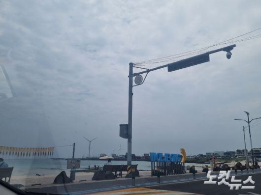 제주도 해안을 따라 섬 한 바퀴를 돌다 보면 바다와 육지 양쪽에 설치된 해상·육상 풍력발전기를 심심찮게 볼 수 있다. 제주·서귀포=최서윤 기자