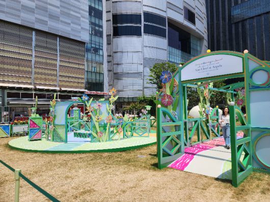 '대치맘' 이수지 목걸이로 더욱 유명해진 하이 주얼리 메종 반클리프 아펠(Van Cleef & Arpels)이 15일까지 서울 잠실 롯데월드타워 월드파크에서 'Spring is Blooming(스프링 이즈 블루밍)'을 연다. 월드파크에 설치된 프랑스 아티스트 알렉상드르 뱅자맹 나베의 작품들. 곽인숙 기자