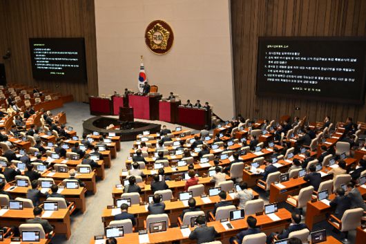 5일 서울 여의도 국회에서 열린 제426회국회(임시회) 제1차 본회의에서 '3대 특검법'(내란특검법·김건희 여사 특검법·채해병 특검법)과 검사징계법이 상정되고 있다. 윤창원 기자