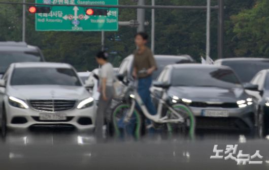 2024년 8월 14일 오후 폭염경보가 발효 중인 서울 여의대로에 아지랑이가 피어오르고 있다. 이날 연일 이어지는 폭염 속 서울 동작구 보라매공원의 노면 온도는 최고 45도 넘게 치솟았다. 박종민 기자