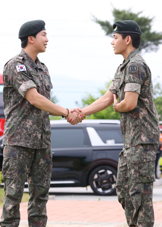 RM(왼쪽)과 뷔(오른쪽)이 악수하는 모습. 연합뉴스