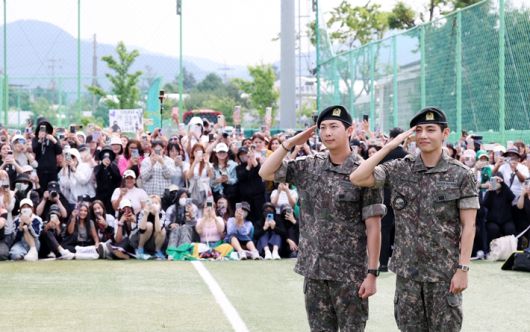 방탄소년단 RM, 뷔의 전역 현장에 많은 팬이 몰린 모습. 연합뉴스