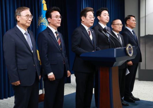 (왼쪽부터) 이종석 국정원장 후보자, 김민석 국무총리 후보자, 이 대통령, 강훈식 비서실장, 위성락 안보실장, 황인권 경호처장. 연합뉴스