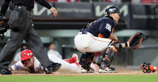 8일 광주기아챔피언스필드에서 열린 프로야구 한화 이글스와 KIA 타이거즈의 경기. KIA 8회말 1사 1루 한준수의 안타 때 1루 주자 최원준이 한화 중견수의 실책을 틈타 홈까지 파고들어 득점을 하고 있다. 연합뉴스