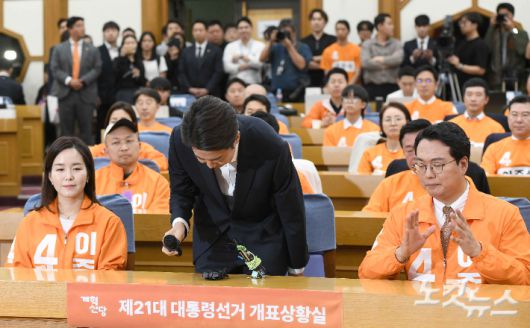 개혁신당 이준석 제21대 대통령선거 후보가 3일 서울 여의도 국회 의원회관에 마련된 개표상황실에서 출구조사에 대한 소감을 밝힌 뒤 인사하고 있다. 방송3사 출구조사는 이재명 51.7%, 김문수 39.3%, 이준석 7.7%로 예측됐다. 박종민 기자