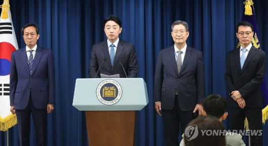 (서울=연합뉴스) 한상균 기자 = 강훈식 대통령 비서실장이 8일 용산 대통령실에서 정무,홍보,민정 수석 인선을 발표하고 있다.     왼쪽부터 우상호 정무수석, 강 비서실장, 오광수 민정수석, 이규연 홍보소통수석. 2025.6.8 xyz@yna.co.kr 연합뉴스
