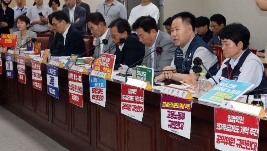 최저임금위원회 근로자위원인 정문주 한국노총 중앙연구원장(오른쪽 두 번째)이 10일 정부세종청사에서 열린 최저임금위원회 제4차 전원회의에서 인사말을 하고 있다. 연합뉴스