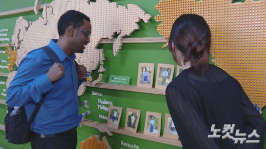 한국 컴패션을 방문해 결연 아동들의 사진을 바라보고 있는 다윗 우르기 씨. 다윗은 한국의 컴패션 후원자들을 향해 "여러분의 선행이 백배로 돌아오고, 마음에 평안과 기쁨, 그리고 기도가 결코 헛되지 않다는 확신으로 가득하길 소망한다"며 "기도하는 당신은 가장 어두운 순간에 있는 누군가에게 빛이 된다"고 전했다.