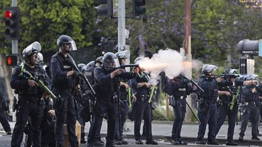 LA시위에 대응하는 경찰들. 연합뉴스