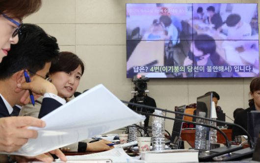 더불어민주당 백승아 의원이 11일 서울 여의도 국회에서 열린 교육위원회 전체회의에서 보수 성향 단체 '리박스쿨' 교육 내용과 관련해 오석환 교육부 차관에게 질의하고 있다. 연합뉴스