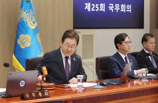 이재명 대통령이 10일 서울 용산 대통령실에서 국무회의를 개회하며 의사봉을 두드리고 있다. 연합뉴스