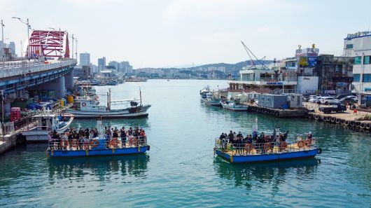 갯배에 탑승한 관광객들. 속초시 제공