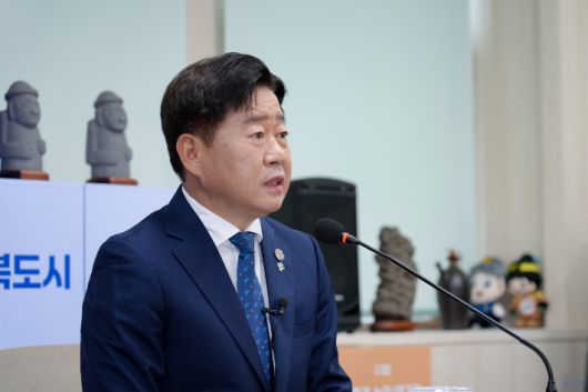 오영훈 제주지사가 12일 도청 소통회의실에서 기자간담회를 하고 있다. 제주도 제공