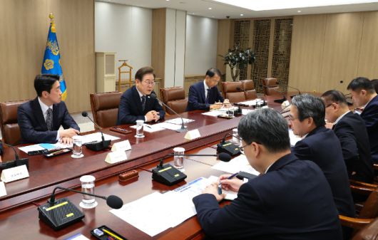 이재명 대통령이 13일 용산 대통령실에서 이스라엘의 이란 공습관련 경제안보 긴급 점검회의를 하고 있다. 연합뉴스