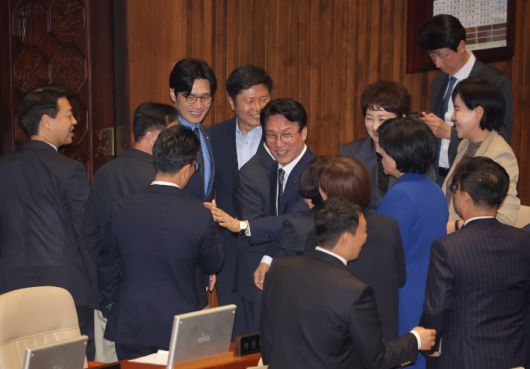 더불어민주당 소속 김민석 국무총리 후보자가 5일 국회에서 열린 본회의에 의원 신분으로 참석해 의원들과 인사를 나누고 있다. 연합뉴스