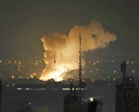 이스라엘의 공격을 받은 이란 수도 테헤란에서 지난 13일 새벽 거대한 화염이 치솟고 있다. 연합뉴스