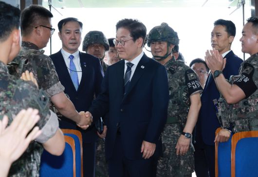 이재명 대통령이 13일 경기도 연천군 육군 25사단 비룡전망대에서 장병들을 격려하고 있다. 연합뉴스