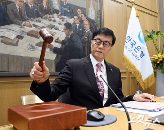 이창용 한국은행 총재가 지난달 29일 서울 중구 한국은행 본관에서 열린 금융통화위원회 본회의에서 의사봉을 두드리며 개회 선언을 하는 모습. 사진공동취재단