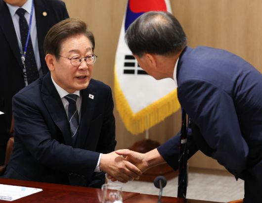 이재명 대통령과 국정상황실장     (서울=연합뉴스) 한상균 기자 = 이재명 대통령이 13일 용산 대통령실에서 이스라엘의 이란 공습관련 경제안보 긴급 점검회의에 참석한 송기호 국정상황실장과 악수하고 있다. 2025.6.13 [대통령통신사진기자단]     xyz@yna.co.kr (끝)   <저작권자(c) 연합뉴스, 무단 전재-재배포, AI 학습 및 활용 금지> 연합뉴스