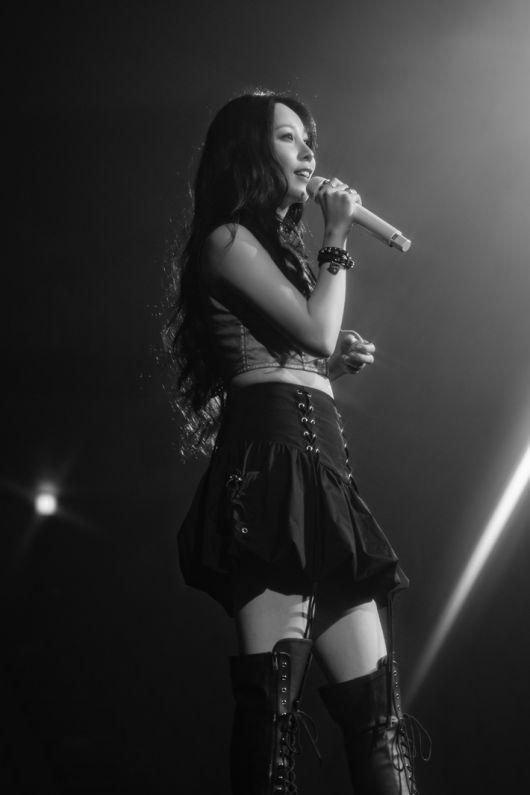 권진아는 단독 콘서트 규모를 차츰 늘려왔고, 올해 처음 잠실실내체육관에 입성했다. 어나더 제공