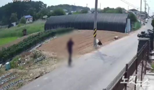 전북 군산서 채무 관계에 있던 지인을 차로 치어 숨지게 한 후 인근 마을 폐쇄회로(CC)TV에 포착된 A씨의 모습. 심동훈 기자