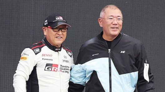 도요다 아키오 도요타그룹 회장(왼쪽)과 정의선 현대차그룹 회장. 연합뉴스