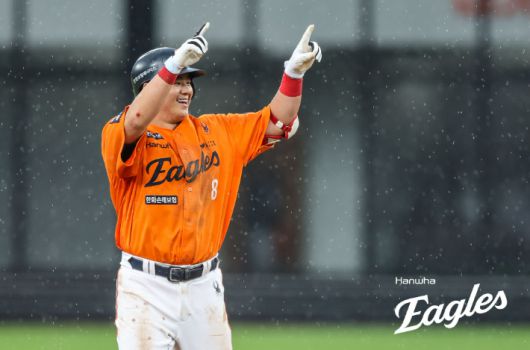 한화 노시환이 15일 LG와 홈 경기에서 5회말 결승 2루타를 날린 뒤 동료들을 향해 세리머니하고 있다. 한화