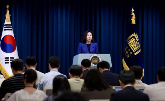 강유정 대통령실 대변인이 지난 11일 서울 용산 대통령실 청사에서 현안 브리핑을 하는 모습. 연합뉴스