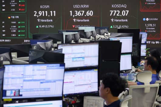 16일 오전 서울 중구 하나은행 딜링룸에서 직원들이 업무를 보고 있다. 연합뉴스