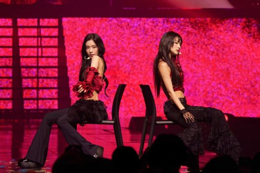 아이린&슬기는 11년 전 루키즈 시절 퍼포먼스 영상으로 공개한 '비 내추럴' 무대를 콘서트에서 선보였다. SM엔터테인먼트 제공