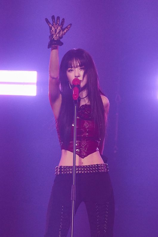 슬기가 솔로 구간에서 '데드 맨 러닝' 무대를 하는 모습. SM엔터테인먼트 제공