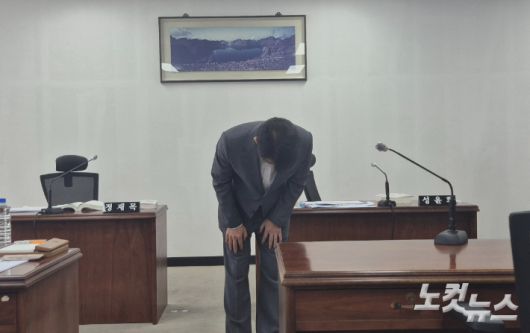 지난 9일 오전 11시 20분쯤 대구 남구의회 소회의실에서 정재목 남구의회 부의장이 '음주운전 방조 의혹'에 대해 사과했다. 곽재화 기자