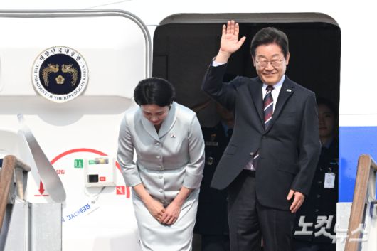 이재명 대통령과 부인 김혜경 여사가 캐나다에서 열리는 주요7개국(G7) 정상회의 참석을 위해 16일 오후 경기도 성남 서울공항을 통해 출국하고 있다. 취임 12일 만의 첫 해외 방문에 나서는 이 대통령은 의장국인 캐나다의 공식 초청에 따라 옵서버(참관국) 자격으로 G7 정상회의에 참석한다. 류영주 기자