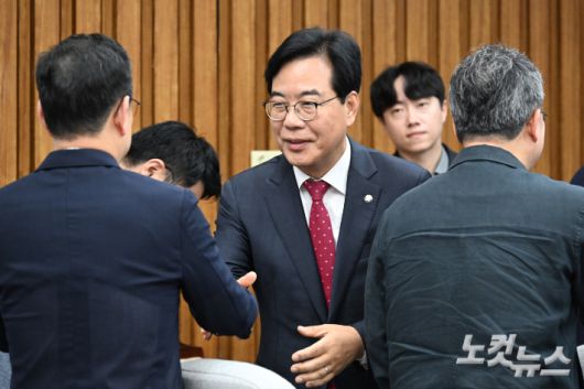 국민의힘 송언석 원내대표가 17일 서울 여의도 국회에서 열린 원내대책회의에 참석하며 의원들과 인사를 하고 있다. 윤창원 기자