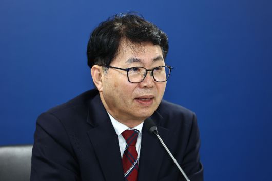 국정기획위원회 이한주 위원장이 16일 서울 종로구 정부서울청사 창성동 별관에서 열린 1차 전체 회의에서 발언하고 있다. 연합뉴스