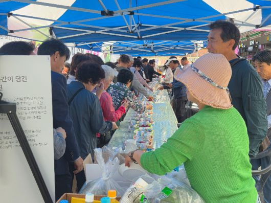 '울진 체리 품평회'에서 군민들이 체리를 맛보고 있다. 울진군 제공