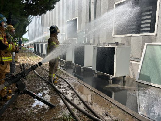 동국제강에서 발생한 화재를 진압하고 있다. 경북소방본부 제공