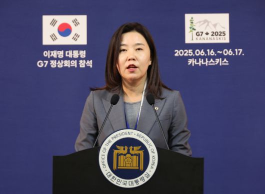 강유정 대통령실 대변인이 16일(현지시간) 캐나다 앨버타주 캘거리 한 호텔의 한국 프레스센터에서 이재명 대통령의 주요 7개국(G7) 정상회의 참석 관련 브리핑을 하고 있다. 연합뉴스