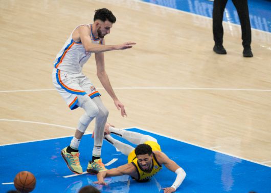 코트에 넘어진 인디애나의 타이리스 할리버튼. 연합뉴스