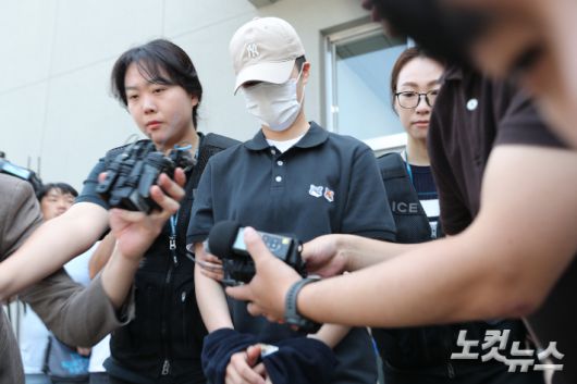 규정을 어긴 군기훈련을 지시한 중대장 강모씨가 지난해 6월 21일 춘천지법에서 열린 구속 전 피의자 심문(영장실질심사)을 마치고 나오는 모습. 구본호 기자