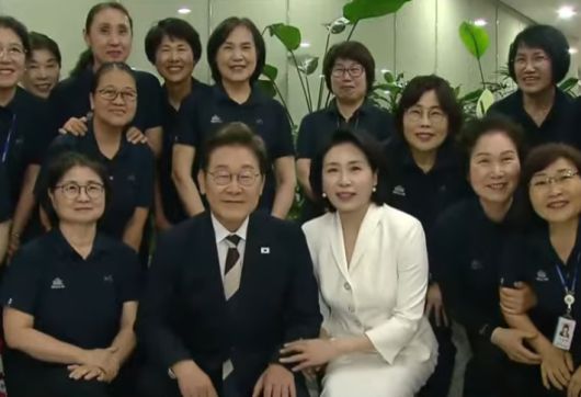 국회 청소 노동자와 기념 촬영하는 이재명 대통령 부부. 연합TV 캡처