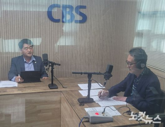 왼쪽부터 이범찬 충청북도 회계과장, 김종현 앵커. 충북CBS