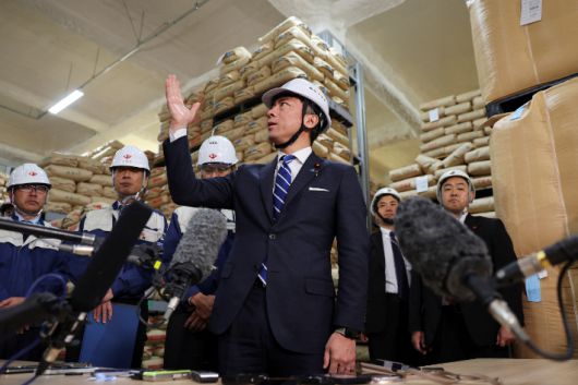 고이즈미 신지로 일본 농림수산상이 가나가와 현의 비축 쌀 창고를 점검하고 있다. 연합뉴스